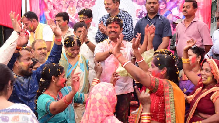 बहरहाल मंत्री नंदी पिछले कई दिनों से प्रयागराज में अपने चुनाव क्षेत्र में ही डेरा जमाए हुए हैं. जगह-जगह होली मिलन के कार्यक्रमों में शामिल होकर लोगों को रंगों के पर्व की बधाई व शुभकामनाएं दे रहे हैं. उन्होंने दूसरे दिन खुद भी कार्यक्रम आयोजित कर कार्यकर्ताओं व समर्थकों के साथ होली खेली थी.