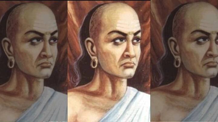 द्विमुखी व्यक्ती - आचार्य चाणक्य यांच्या मते, दुतोंडी असलेल्या लोकांना घरी बोलावू नये. द्विमुखी म्हणजे तुमच्या समोर एक गोष्ट बोलणे आणि पाठीमागे दुसरे बोलणे. अशा लोकांपासून दूर राहणे चांगले आहे कारण ते नात्यात मतभेद आणि भांडणे करतात.