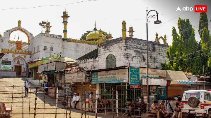 शिंदे की शिवसेना के नेता तो कब्र के इस विवाद को अयोध्या के विवादित ढांचे तक ले गये हैं. सीधे सीधे अपनी ही पुलिस और सरकार को धमकी दे रहे हैं. संजय गायकवाड ने कहा,