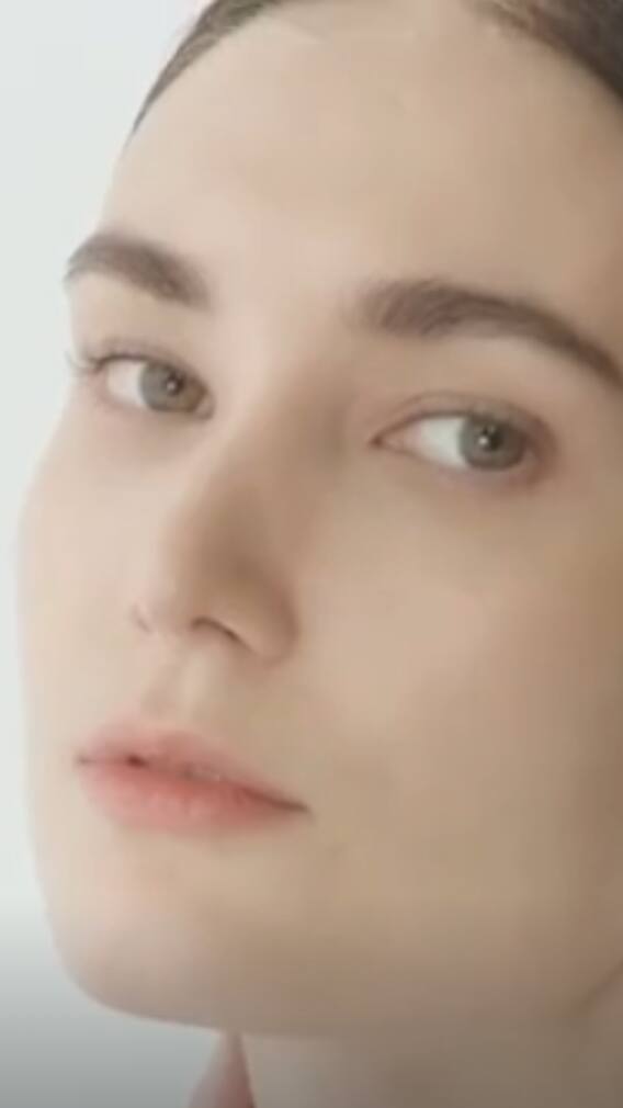 சருமம் பளபளனு மின்னனுமா.. இதெல்லாம் சாப்பிடுங்க கேர்ள்ஸ்...