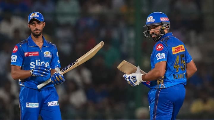 रोहित को क्रिस गेल का रिकॉर्ड तोड़ने के लिए 77 छक्के लगाने होंगे. आईपीएल के पिछले सीजन में सनराइजर्स हैदराबाद के अभिषेक शर्मा ने सबसे ज्यादा छक्के लगाए थे. उन्होंने 42 छक्के जड़े थे.