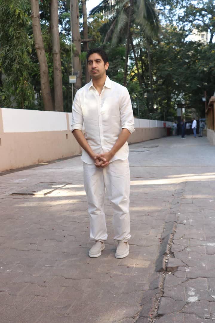 “I just felt like there will be a lot of commotion inside. It’s like a prayer meet. It’s just a bit personal. If you think you are not getting nicer shots, then I am sorry, but I think for us, this will be a better thing today,” Ayan was heard telling the photographers.