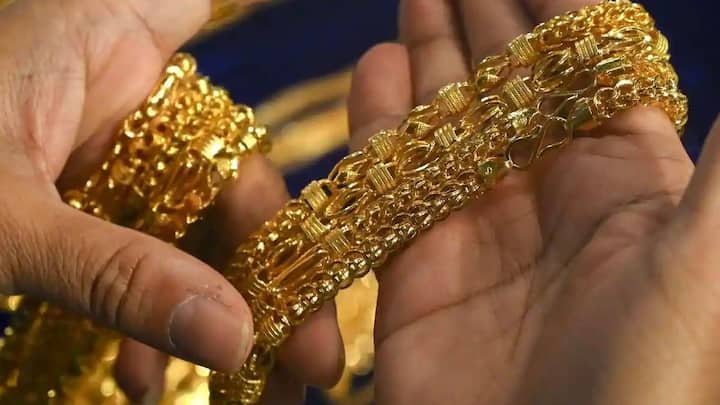 सोन्याच्या दरात मोठी वाढ झाली असून 88 हजार रुपये तोळा म्हणजेच 10 ग्रॅम सोन्यासाठी तब्बल 88 हजार रुपये मोजावे लागत आहेत. त्यामुळे, सोनं खरेदी करणं आता गोरगरिबांचं काम राहिलं नाही.