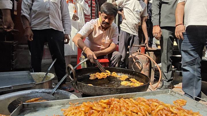 उत्तर प्रदेश की योगी सरकार के कैबिनेट मंत्री नंद गोपाल गुप्ता नंदी का एक वीडियो सोशल मीडिया पर जमकर वायरल हो रहा है. इस वीडियो में मंत्री नंद गोपाल गुप्ता नंदी फुटपाथ पर बैठकर जलेबी छानते हुए दिखाई दे रहे हैं.