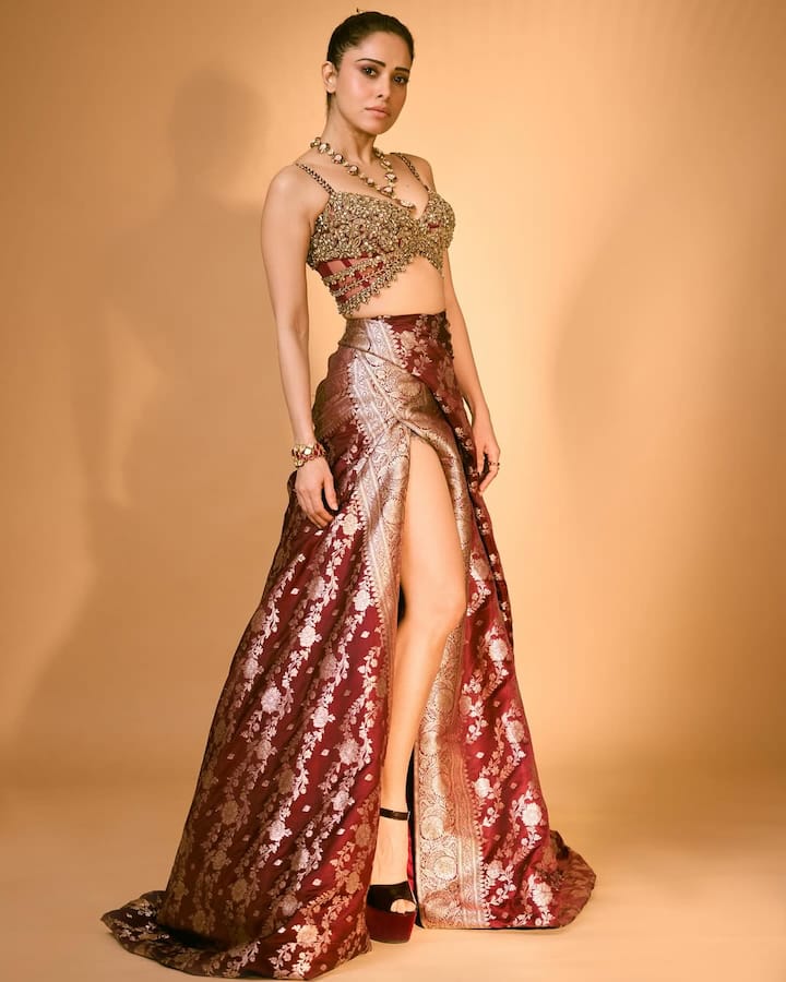 नुसरतने केसांची छान हेअरस्टाईल केली होती, जी तिच्या ड्रेसला complement करत होती.