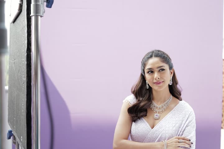 Bollywood actress Mrunal Thakur recently left fans in awe with her stunning look, blending timeless elegance with a dash of desi charm.