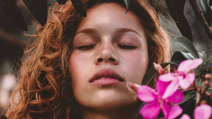 इस कंडीशन में आप किसी से आई कॉन्टैक्ट नहीं कर पाते हैं और नजरें चुराते हुए बातें करने लग जाते हैं. कई बार ऐसी परिस्थिति में सामने वाला समझ जाता है.