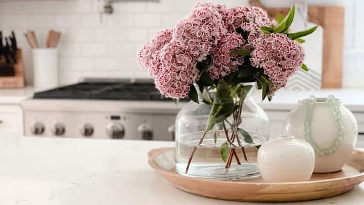 2. Fresh Flowers: Add fresh flowers like roses, jasmine, lavender, and more to enhance your home's scent. Place them in vases as centerpieces or around the corners. Flowers not only smell great but also a touch of elegance to any space. (Image Source: Pinterest/Sara387674786)