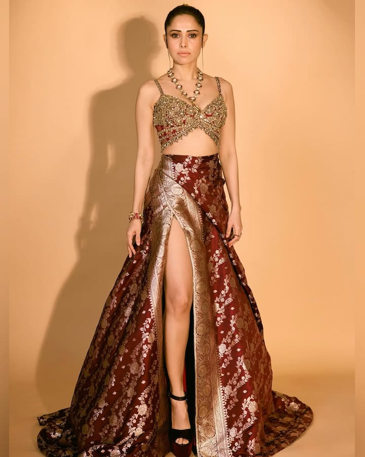 नुकताच तिचा एक चमचमीक लूक समोर आला आहे, ज्याने तिच्या चाहत्यांना मोहित केले आहे.