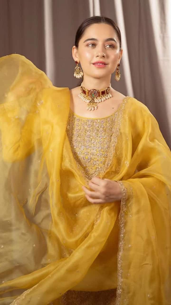 डिजाइनर लहंगा सूट - ईद के मौके पर आप सबसे स्टाइलिश और कुछ अलग दिखने के लिए डिजाइनर लहंगा सूट ट्राई कर सकती हैं. डिजाइनर लहंगा सूट पार्टी से लेकर घर के छोटे फंक्शन में काफी पहने जाते हैं. ऐसे में इस ईद इस सूट को ट्राई करें और इस सूट के साथ मिनिमल मेकअप और सिंपल इयररिंग्स कैरी करें.