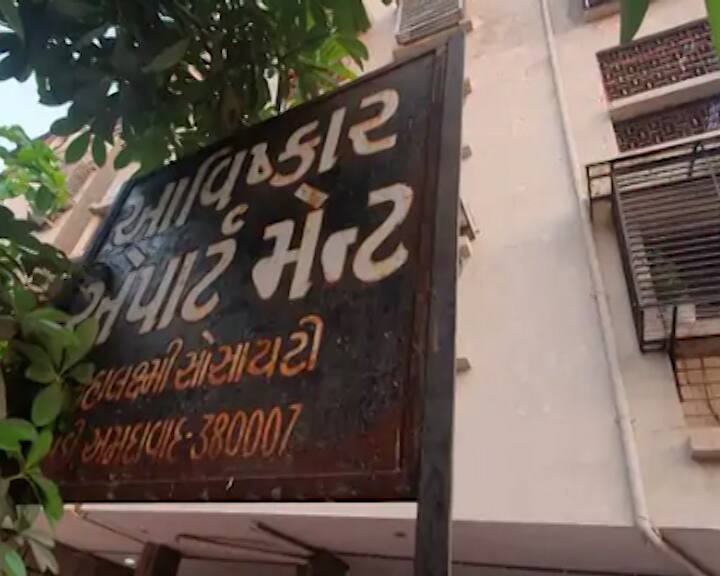 Where did the gold and cash found in a closed flat in Ahmedabad come from ATS seizes 95.5 kg of gold અમદાવાદ બંધ ફ્લેટમાંથી મળી આવેલ સોનુ અને રોકડ ક્યાંથી આવ્યાં? ATSએ  કબ્જે કર્યુ  95.5 કિલો સોનું