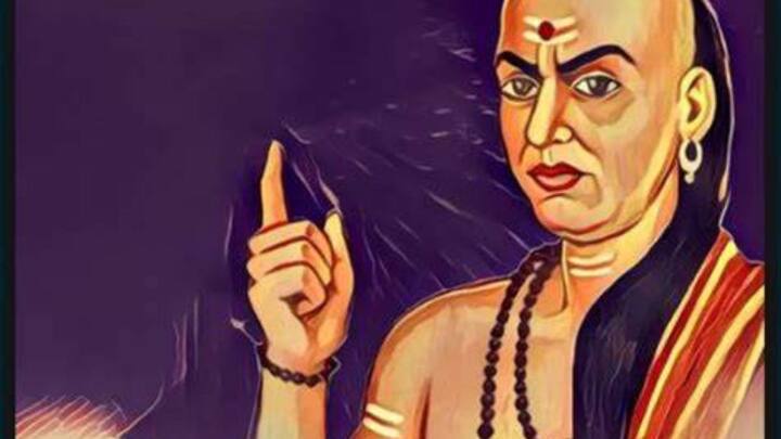 स्वार्थी लोक - आचार्य चाणक्य म्हणतात की, स्वार्थी लोकांना कधीही घरात बोलावू नये. स्वार्थी लोक फक्त स्वतःचा विचार करतात आणि त्यांचे लक्ष फक्त तुमच्या घरी येऊन तुमचा फायदा घेण्यावर असते.