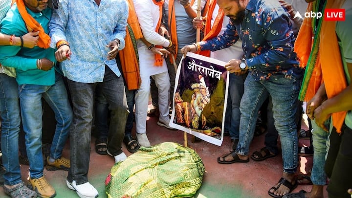 बजरंग दल ने तो यहां तक धमकी दे दी है कि औरंगजेब की कब्र नहीं हटाई गई को 'कार सेवा' करेंगे. बजरंग दल के नेता नितिन महाजन ने कहा, कार सेवा मतलब हजारों की संख्या में लोग कब्र वाली जगह पर पहुंचेंगे और उसे हटाएंगे. इन सबके बीच सवाल तो ये है कि औरंगजेब की कब्र हटाकर वहां करेंगे क्या ?