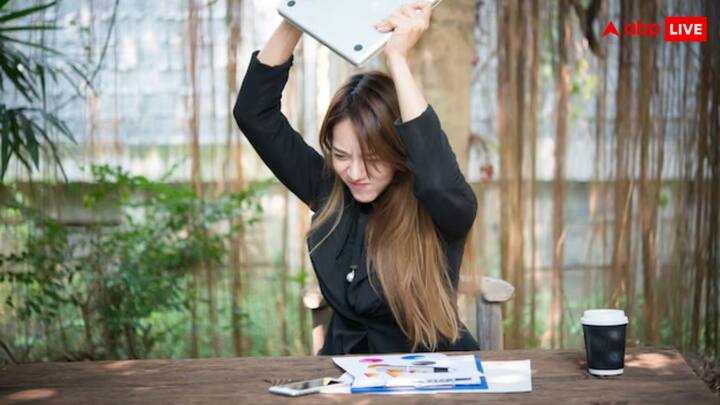 मारिका का ये संघर्ष देखते ही देखते सोशल मीडिया पर वायरल हो गया, जिस पर यूजर्स ने अपनी प्रतिक्रियाएं दी. एक यूजर ने लिखा...इससे अच्छा था लोकल से ही कर लेती. एक और यूजर ने लिखा..पैसा बर्बाद हुआ और मिला कुछ नहीं.