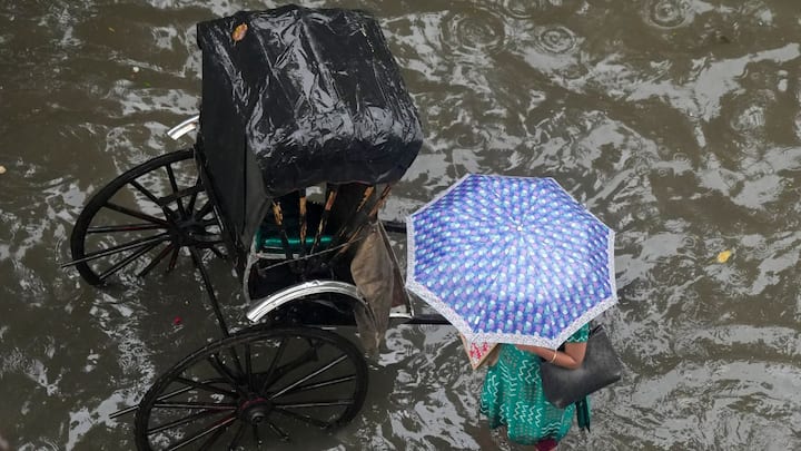 বৃহস্পতিবার থেকে ঝড় বৃষ্টির সম্ভাবনা বাড়বে। রবিবার পর্যন্ত থাকবে দুর্যোগপূর্ণ আবহাওয়া। বৃহস্পতিবার কালবৈশাখী হতে পারে দুই মেদিনীপুর, বাঁকুড়া, ঝাড়গ্রাম, হুগলি, হাওড়া ও দক্ষিণ ২৪ পরগনায়। শুক্রবার থেকে বজ্র-বিদ্যুৎসহ বৃষ্টির সম্ভাবনা রয়েছে উত্তরবঙ্গে। 