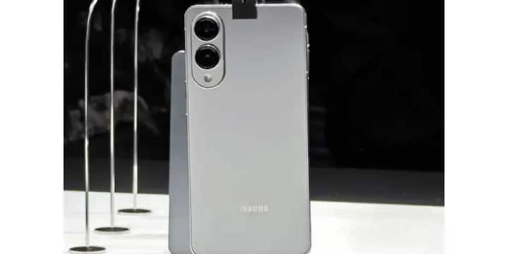 फोन में पावर के लिए 4,000mAh की बैटरी दी जाएगी जो 25W वायर्ड चार्जिंग और वायरलेस चार्जिंग को सपोर्ट करेगी. यह स्मार्टफोन Android 15 पर आधारित OneUI 7 पर काम करेगा. डिवाइस में 12GB तक की रैम मिलने की संभावना है जिससे यह मल्टीटास्किंग के लिए बेहतर साबित होगा.