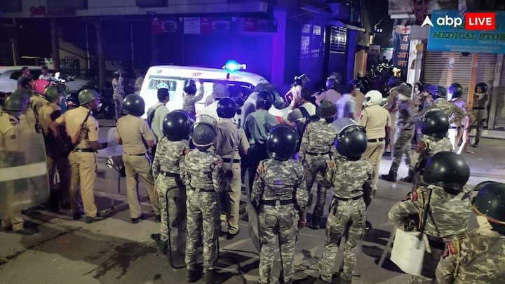 इसमें कोई दो राय नहीं कि औरंगजेब आक्रांता था. उसने 49 साल तक इस मुल्क पर राज किया. दर्जनों हिंदू मंदिरों को ध्वस्त किया. जवाहरलाल नेहरू ने भी अपनी चर्चित किताब डिस्कवरी ऑफ इंडिया में औरंगजेब को एक धर्मांध और पुरातनपंथी बादशाह के रूप में बताया था.