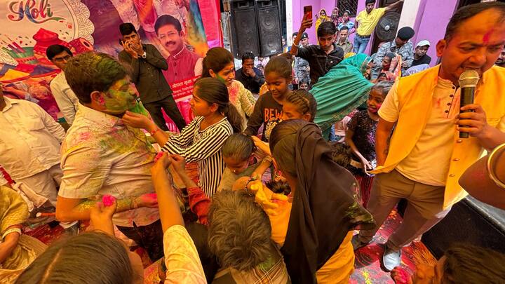 यहां सोमवार की शाम को होली मिलन का कार्यक्रम था. पार्टी कार्यकर्ताओं ने वहां खाने-पीने का भी कार्यक्रम आयोजित किया था. स्वल्पाहार सड़क किनारे तैयार किया जा रहा था.