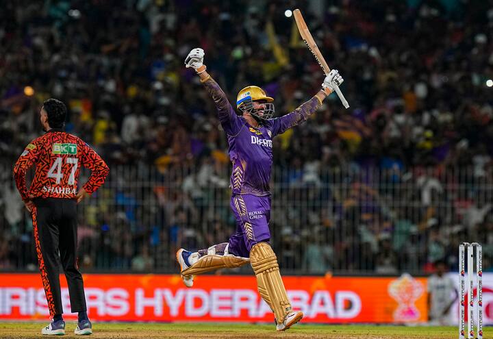 बता दें कि पिच क्यूरेटर सुजान मुखर्जी की सलाह के बाद वेंकटेश पर कोच ने और ज्यादा फोकस किया. इसका नतीजा उनके परफॉर्मेंस के जरिए सामने आया.