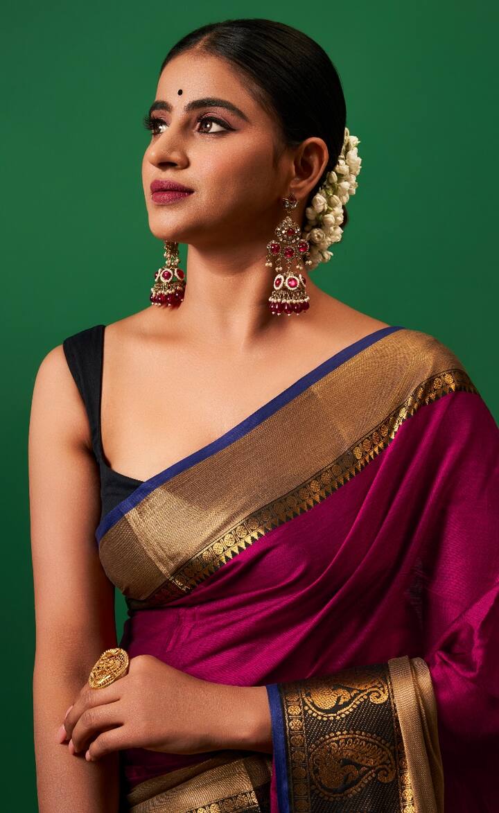 యంగ్ హీరో సుహాస్ 'ప్రసన్నవదనం' సినిమాలోనూ నవీనా రెడ్డి నటించింది. ఈ అమ్మాయి లేటెస్ట్ శారీ ఫోటోషూట్ సోషల్ మీడియాలో వైరల్ అవుతోంది. 