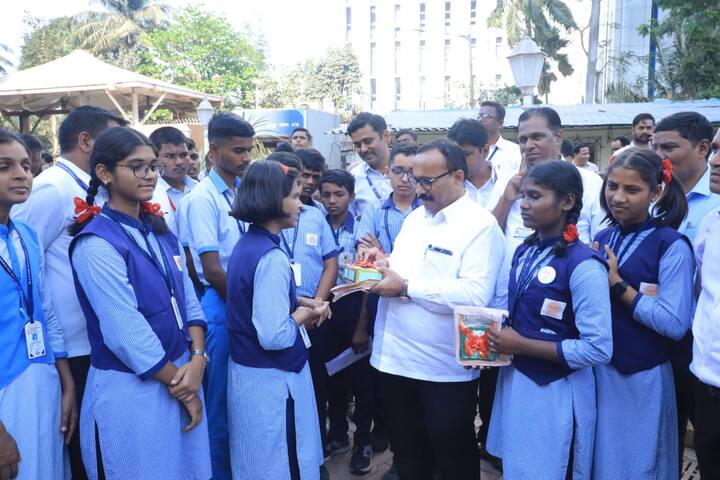 मुंबईतील या भेटीत विद्यार्थ्यांकडून मंत्री अतुल सावे यांना भेटवस्तू देण्यात आली, ती मंत्री महोदयांनी आपुलकीने स्वीकारत आनंद व्यक्त केला