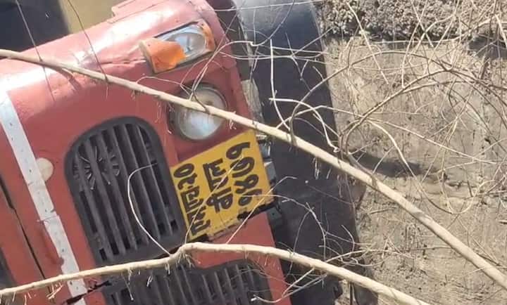 बस मधील प्रवाश्यांच्या डोक्याला पायाला दुखापती झाल्या असून अनेकांना मुक्कामार लागला आहे.