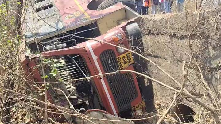 मुरबाड एसटी स्टँडवरून शहापूरला जाणाऱ्या बसचा कुडवली गावाजवळील एका वळणावर भीषण अपघात झालाय .