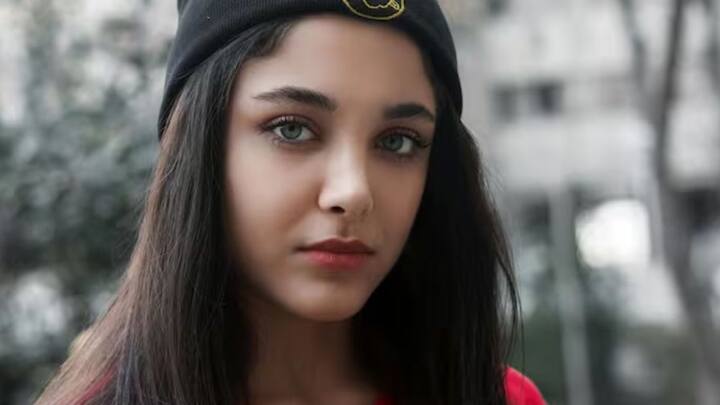 এমনকী অনেকক্ষেত্রে দেখা গিয়েছে মিথ্যে বলার সঙ্গে সঙ্গে ব্যক্তির কানও গরম হয়ে যায়। এগুলি লক্ষ্য রাখলে আপনারই উপকার।