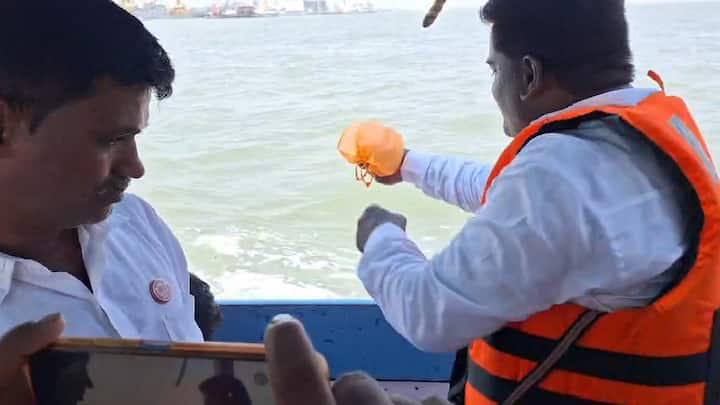 शेतकऱ्यांच्या विविध मागण्यांसाठी क्रांतीकारी शेतकरी संघटनेचे प्रमुख रविकांत तुपकर यांच्या नेतृत्वात बुलढाण्यातून शेतकऱ्यांच्या मोर्चा मुंबईच्या दिशेनं आला. मात्र, हा शेतकरी मोर्चा पोलिसांनी खालापूर येथे अडवून ठेवल्यानं, शेतकरी नेते रविकांत तुपकर आक्रमक झाले होते.