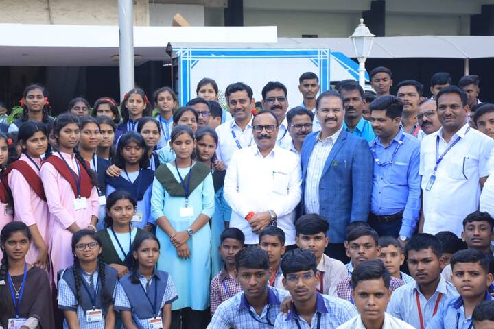 दरम्यान, मुंबईत आणि त्यातही विधिमंडळात जे चेहरे आपण टीव्हीवर किंवा सोशल मीडियावर पाहत होतो, ते मंत्री महोदयांचे चेहरे प्रत्यक्ष पाहूनही काही विद्यार्थी भारावून गेले होते.