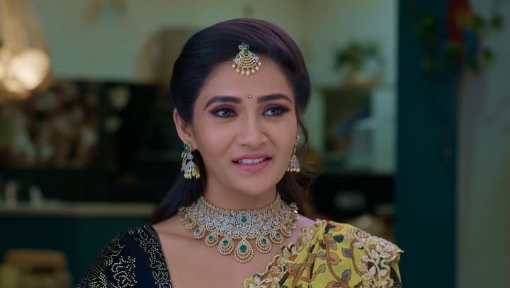 జ్యోత్స్న కార్తీక్ ఇంటి నుంచి తన ఇంటికి వెళ్తుంది. కాంచన అత్తవాళ్లని పెళ్లికి రప్పించే బాధ్యత నాది అని చెప్తుంది. (Image Credit: jio+ Hotstar)