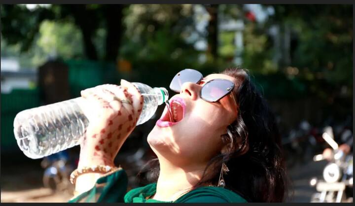 राज्यात उन्हाने चाळिशीचा पारा गाठलाय .त्यामुळे प्रचंड रखरख वाढली आहे . एकीकडे उष्णतेच्या लाटा तर आता पावसाचे अलर्ट देण्यात आल्याने नागरिक हैराण झाले आहेत .