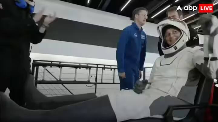 નિક હેગ એ કેપ્સ્યુલમાંથી બહાર કાઢવામાં આવેલા સૌપ્રથમ હતા, ત્યારબાદ એલેક્ઝાન્ડર ગોર્બુનોવ, પછી સુનિતા વિલિયમ્સ અને છેલ્લે બુચ વિલ્મોરને કાઢ્યાં હતા. બધાએ સ્મિત કરીને હાથ હલાવીને અભિવાદન કર્યું. તેમને તબીબી તપાસ માટે રોલિંગ સ્ટ્રેચર પર લઈ જવામાં આવ્યા હતા.