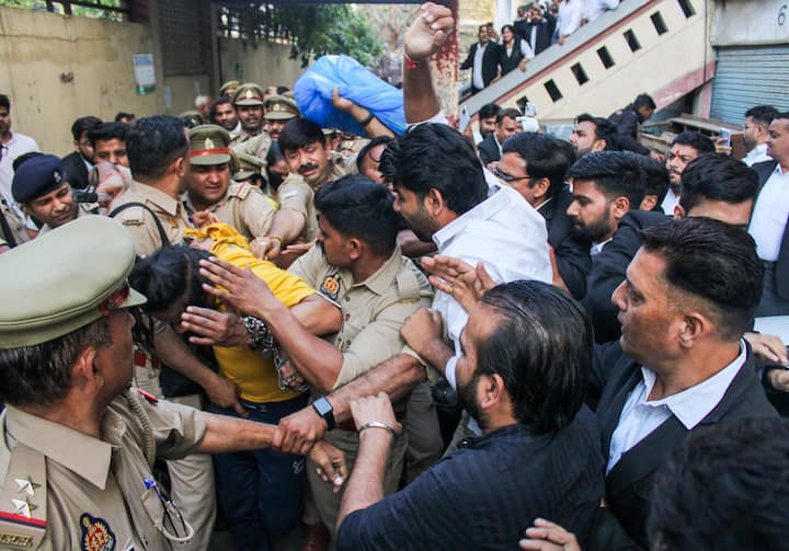 पुलिस ने बताया, ''अगले दिन उन्होंने एक नीला प्लास्टिक ड्रम, सीमेंट और रेत खरीदा और ड्रम में सौरभ के शरीर के अंगों को छिपा दिया और उसमें सीमेंट-रेत का मिश्रण भर दिया. इसके बाद वे शिमला घूमने गए और 17 मार्च को वापस लौटे. शव और हत्या के हथियार उनके घर से बरामद किए गए.''