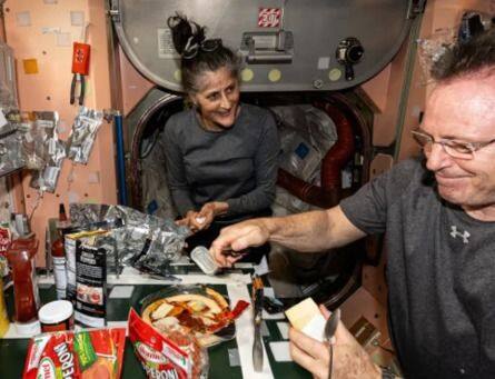 8 दिवसांसाठी निघालेल्या सुनीता विल्यम्स 286 दिवस अंतराळात अडकल्या होत्या. यादरम्यान अंतराळ स्टेशनवर प्रत्येक अंतराळवीराला दररोज जवळपास 1.72 किलो अन्न पुरवलं जातं.