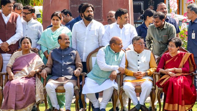 Best MLA Award for Delhi Legislative Assembly Members Announced by Speaker Vijender Gupta दिल्ली के विधायकों के लिए खुशखबरी, विधानसभा स्पीकर ने किया यह बड़ा ऐलान