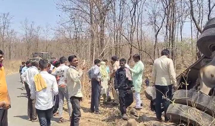 70  प्रवाशांना अपघातग्रस्त बसमधून सुखरूप बाहेर काढले आहे. यात विद्यार्थ्यांचा समावेश अधिक असून 35 जण जखमी झाले आहेत.