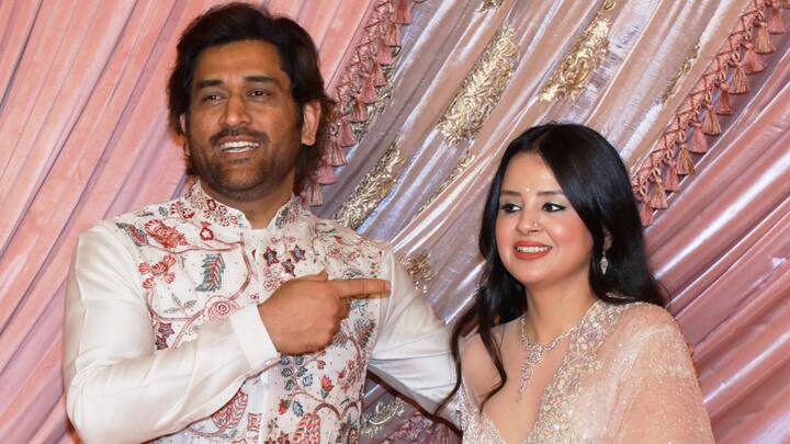 ধোনি ও সাক্ষীর আলাপ কলকাতার এক হোটেলে। পরে সেই সম্পর্ক থেকেই প্রেম, বিয়ে।