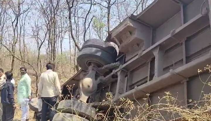 मुरबाड एसटी स्टँडवरुन शहापूरला जाणाऱ्या बसचा कुडवली गावाजवळील एका वळणावर अपघात झाला आहे.  धावत्या बसचे पाठे अचानक तुटल्याने चालकाचे बस वरील नियंत्रण सुटले बस रस्त्याच्या बाजूला खड्ड्यात पडून अपघात झाला आहे.