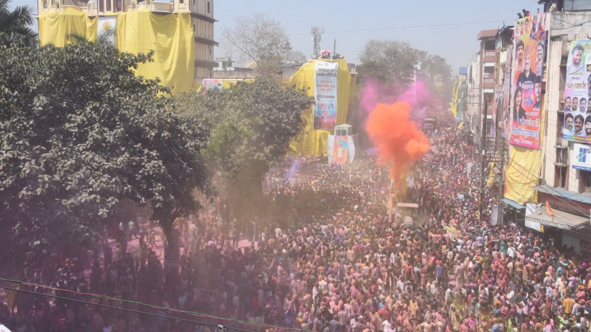 रंग पंचमी के मौके पर इंदौर में निकली गेर, सीएम मोहन यादव ने की शिरकत, लाखों लोग हुए शामिल