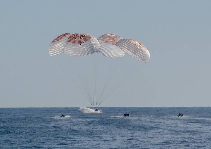 అంతర్జాతీయ అంతరిక్ష కేంద్రం నుంచి మంగళవారం ఉదయం 8.15 గంటలకు వ్యోమగాముల మిషన్ ప్రారంభమైంది. రెండు గంటల అనంతరం అన్ డాకింగ్ ప్రక్రియ పూర్తయింది. దాదాపు ఉదయం 10.15 గంటల ప్రాంతంలో నలుగురు వ్యోమగాములు స్పేస్ ఎక్స్ డ్రాగన్ స్పేస్ క్రాఫ్ట్‌లో భూమికి బయలుదేరారు.