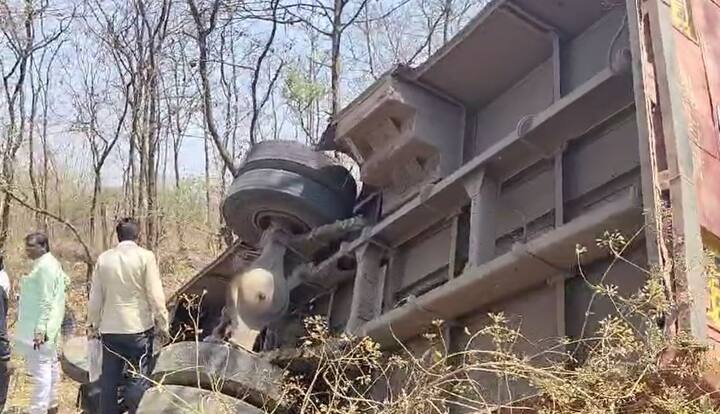 धावत्या बसचे पाठे अचानक तुटल्याने चालकाचे बस वरील नियंत्रण सुटले बस रस्त्याच्या बाजूला खड्ड्यात पडून अपघात झाला आहे.