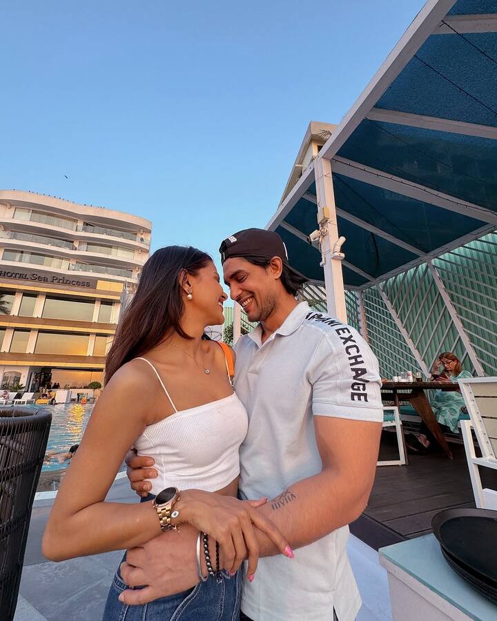 रिपोर्ट्स की माने तो प्रियंका और अंकित पहले साथ में ही रहते थे. मगर अब प्रियंका उस घर से चली गई हैं और अलग रह रही हैं.