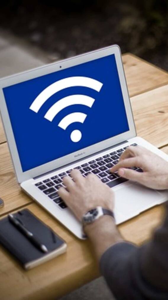 सोते समय WiFi चालू रखना चाहिए या बंद? जानें कितनी होती है बिजली की बचत