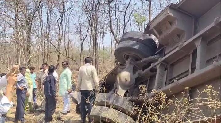 बसमधील प्रवाशांच्या डोक्याला तसेच पायाला दुखापती झाल्या असून अनेकांना मुका मार लागला आहे .