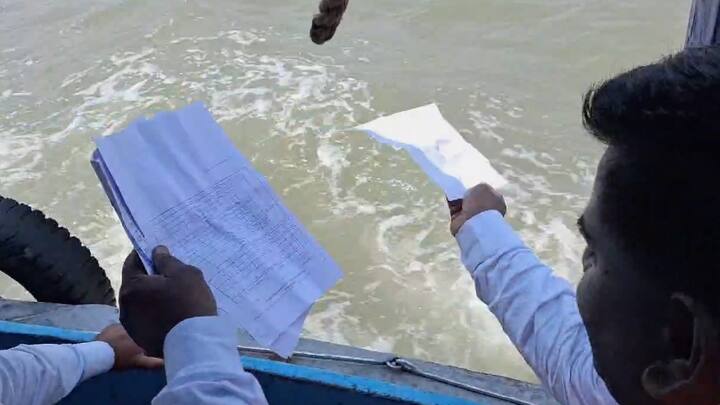 शेतकरी आंदोलकांनी राज्य सरकारच्या विरोधात घोषणा देत सोयाबीन, कापूस आणि सातबाऱ्याचे पेपर समुद्रात बुडवले, तसेच आपल्यासोबत आणलेला सोयाबिन देखील समुद्रात फेकून सरकारचा निषेध केला.