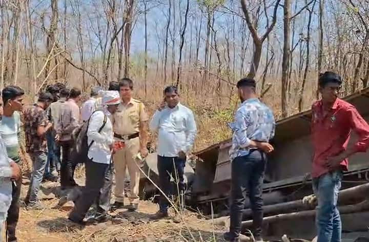 जखमी प्रवाशांना मुरबाड ग्रामीण  रुग्णालयात उपचारासाठी दाखल करण्यात आले आहे.