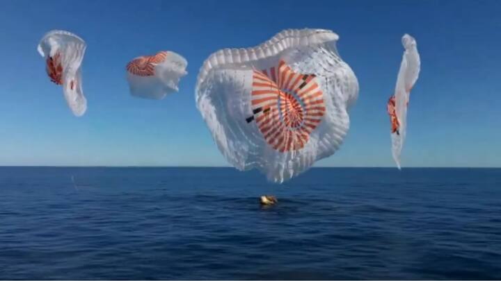 গত বছর জুন মাসে আট দিনের অভিযানে মহাকাশে গিয়েছিলেন তাঁরা। তার পর নয় নয় করে সাড়ে ন’মাস কেটে যায়। এতদিনে ঘরে ফিরলেন।