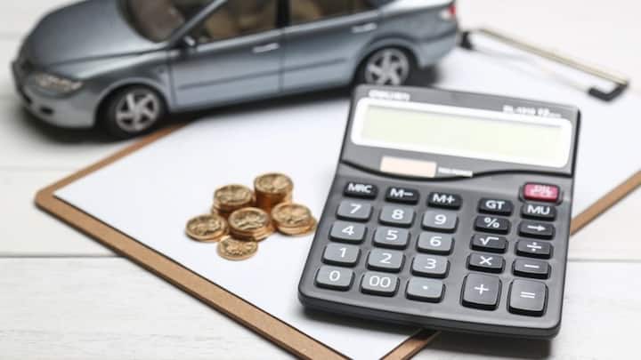 कुछ लोग फाइनेंस करवा कर कर लेते हैं. लेकिन उसकी किस्तें नहीं चुका पाते. ऐसे लोगों की कार बैंकों द्वारा जब्त कर ली जाती हैं. और फिर रिकवरी के लिए बैंकिंग कर की नीलामी करते हैं. आप चाहे तो आप भी बैंक की नीलामी में नई कार खरीद सकते हैं.