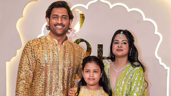 ধোনি জানিয়েছেন, জীভা বেশ বুদ্ধিমতি। ভেবেচিন্তে কথা বলে। কেন? ধোনি বলেছেন, 'ওকে কেউ যদি প্রশ্ন করে মা ভাল না বাবা, জীভা বেশ কূটনৈতিক জবাব দেয়। কারও পক্ষ না নিয়ে।'